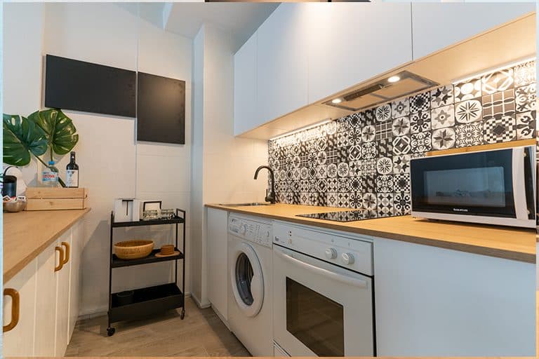 Cocina equipada con isla y azulejo hidráulico