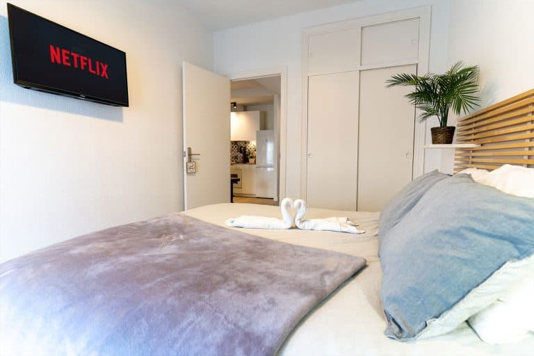 Dormitorio con cama de matrimonio y Smart TV