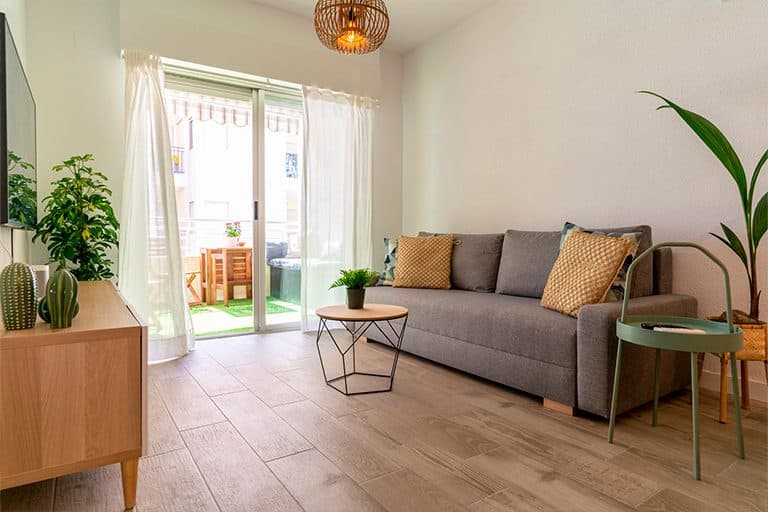 Salón con salida a la terraza del apartamento